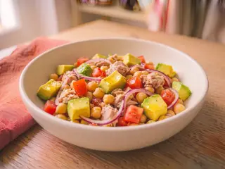 Salade de pois chiches, thon et avocat