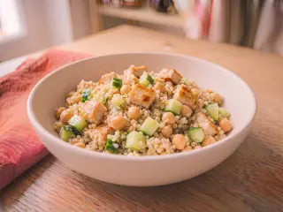 Salade de quinoa, pois chiches et dés de poulet