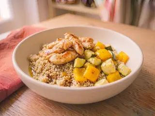 Salade de quinoa, poulet grillé et légumes rôtis