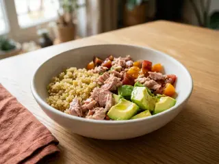 Salade de quinoa, thon et avocat