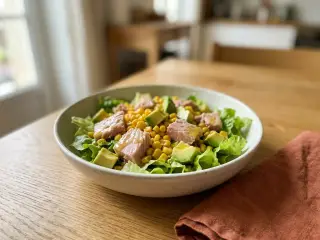 Salade de thon, maïs et avocat, vinaigrette citronnée