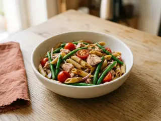 Salade tiède de pâtes complètes, thon et haricots verts