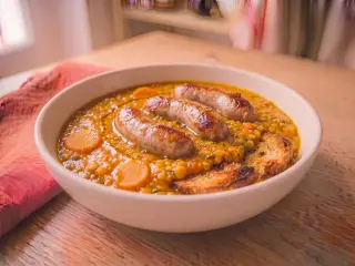 Soupe de lentilles corail, saucisses de Toulouse et pain complet
