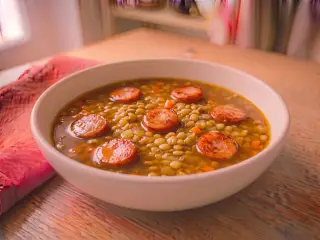 Soupe de lentilles vertes et saucisses fumées