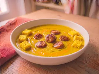 Soupe de pois cassés, saucisses de Toulouse et pain complet