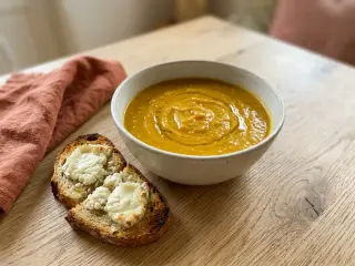 Soupe de potiron et lentilles corail, tartines de chèvre