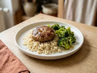 Steak haché, brocoli sauté & boulgour