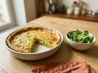 Tarte salée aux poireaux et œufs, salade de mâche