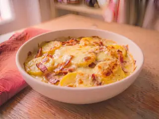 Tartiflette revisitée aux pommes de terre, lardons de dinde et reblochon