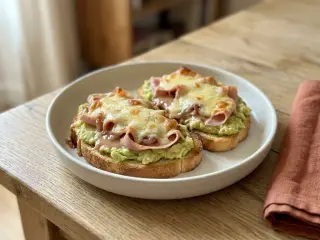 Tartines d'avocat rôti, jambon blanc et emmental