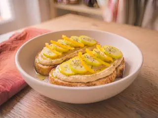 Tartines de houmous et crudités