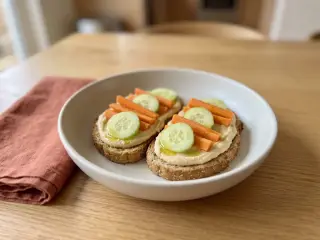 Tartines de pain complet, houmous et crudités