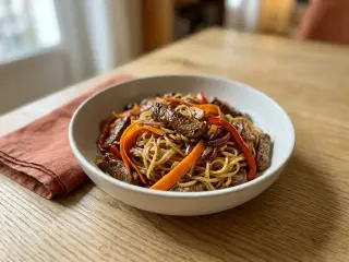 Wok de bœuf aux nouilles de riz et légumes croquants
