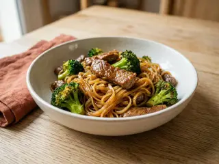Wok de bœuf et brocolis aux nouilles de riz